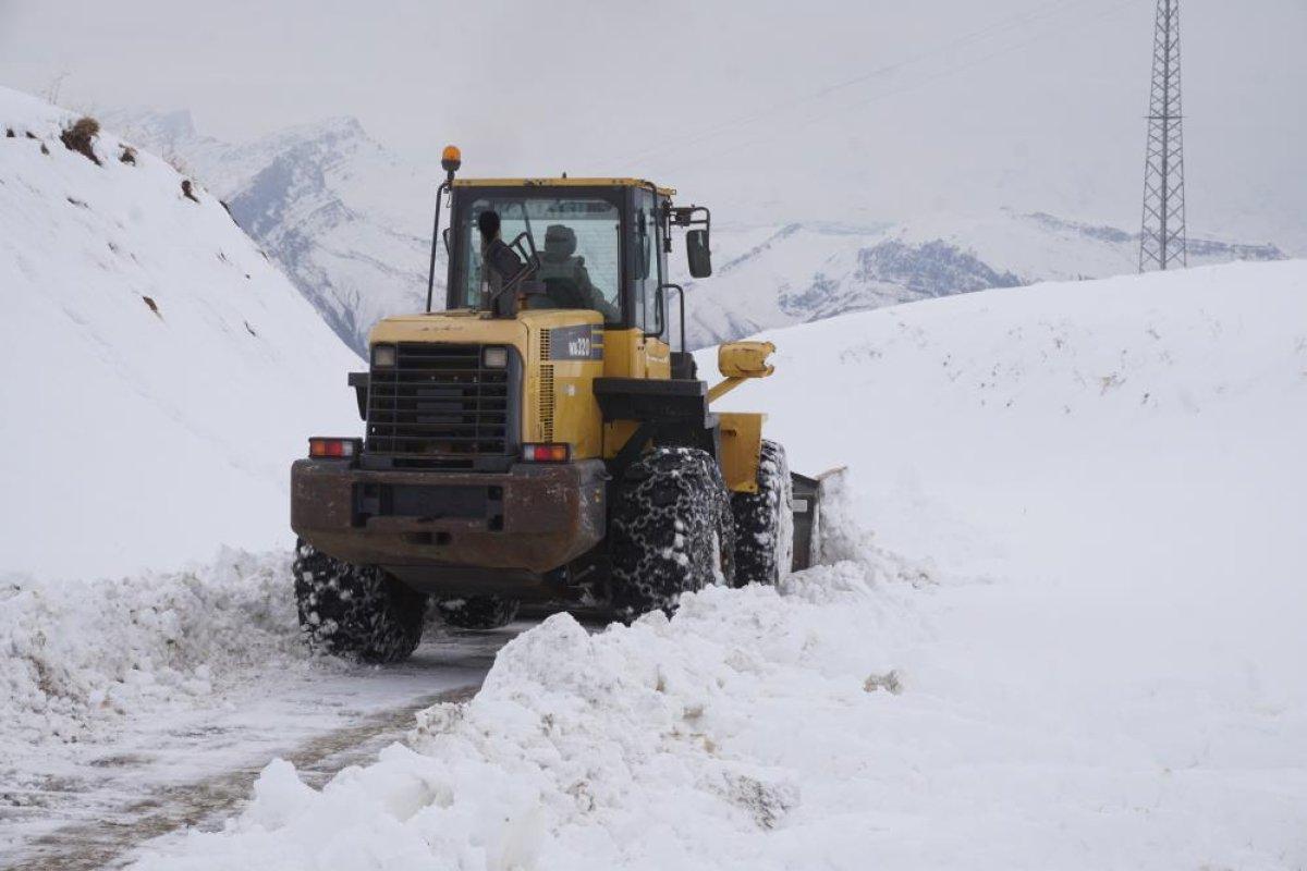 Şırnak’ta 1 metre karla mücadele sürüyor