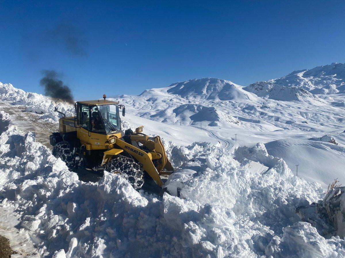 Şırnak'ta kar kalınlığı 2 metre oldu