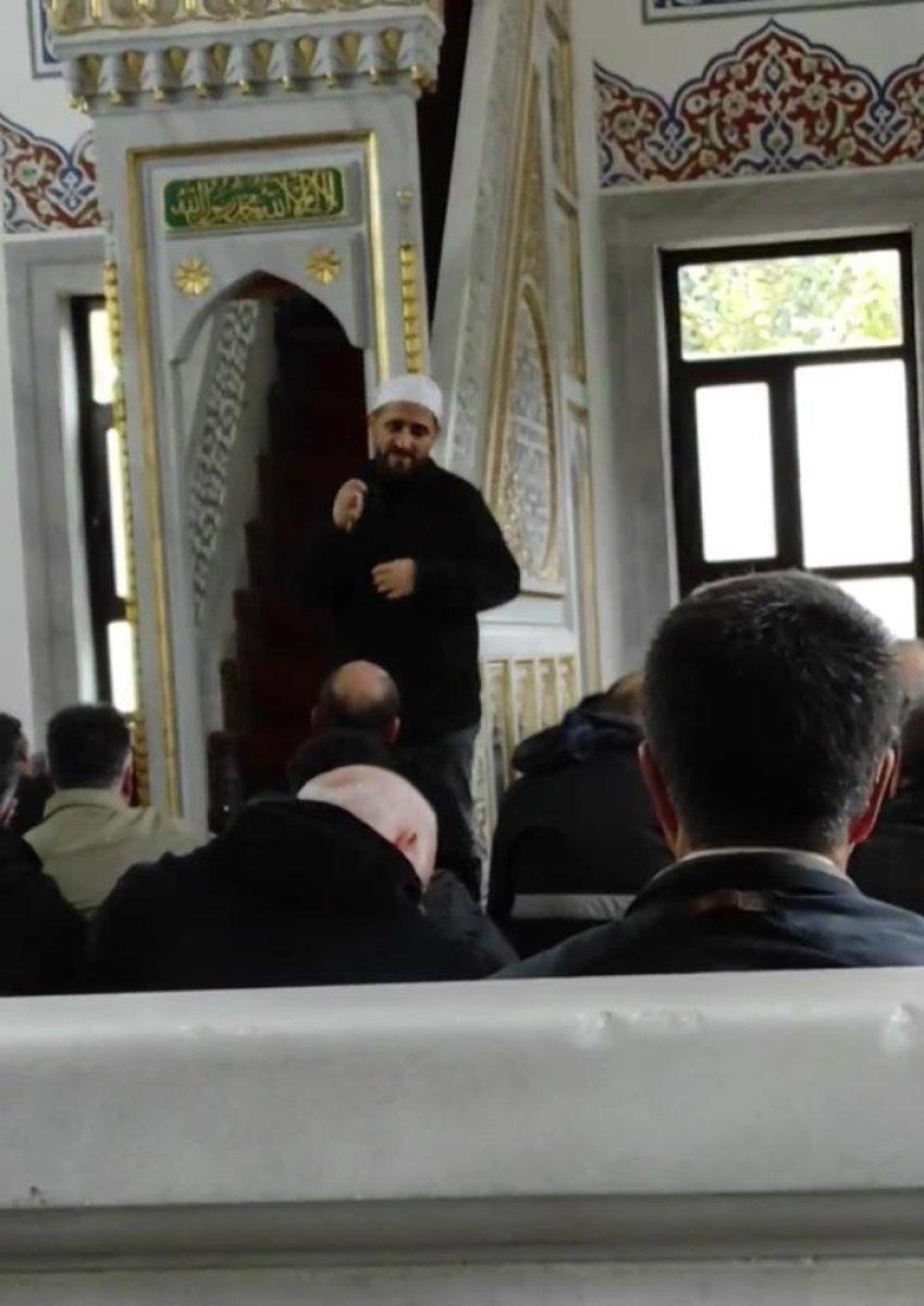 Duyma engelli vatandaşa hutbeyi işaret dili ile aktaran imam