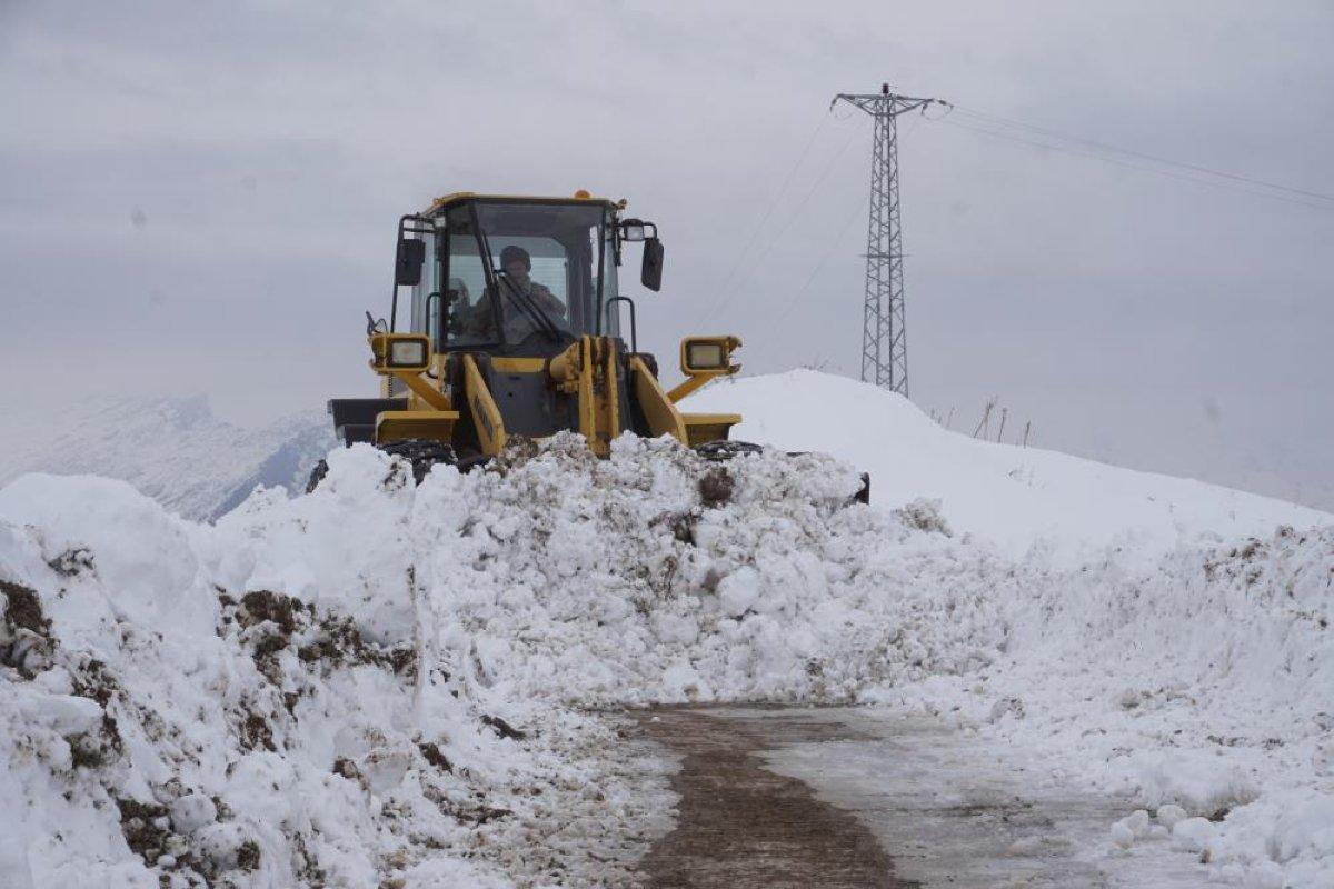 Şırnak’ta 1 metre karla mücadele sürüyor