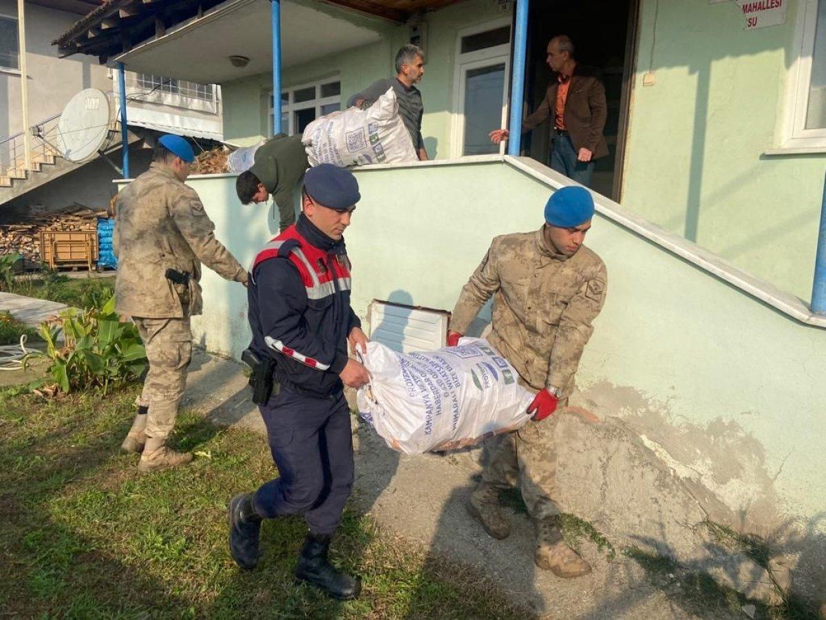 Düzce'de askeri personel depremzedelere yardım etti