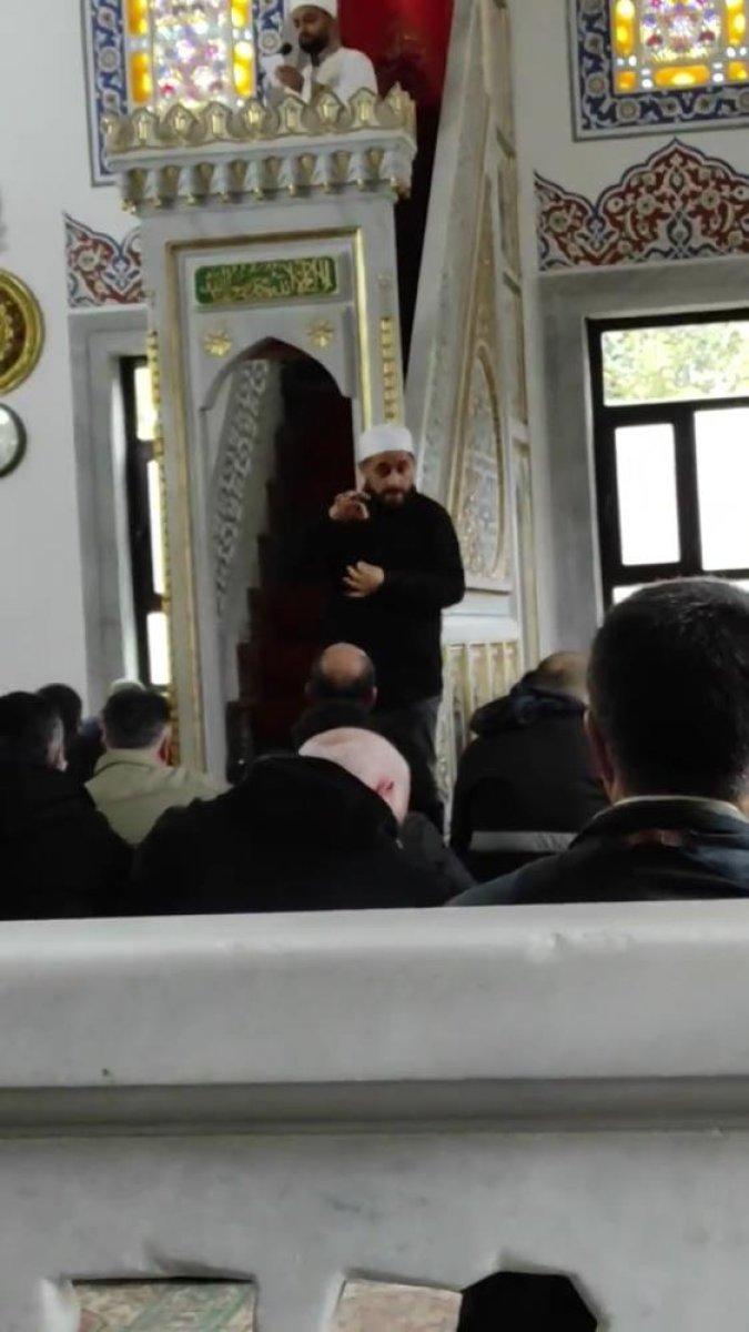 Duyma engelli vatandaşa hutbeyi işaret dili ile aktaran imam