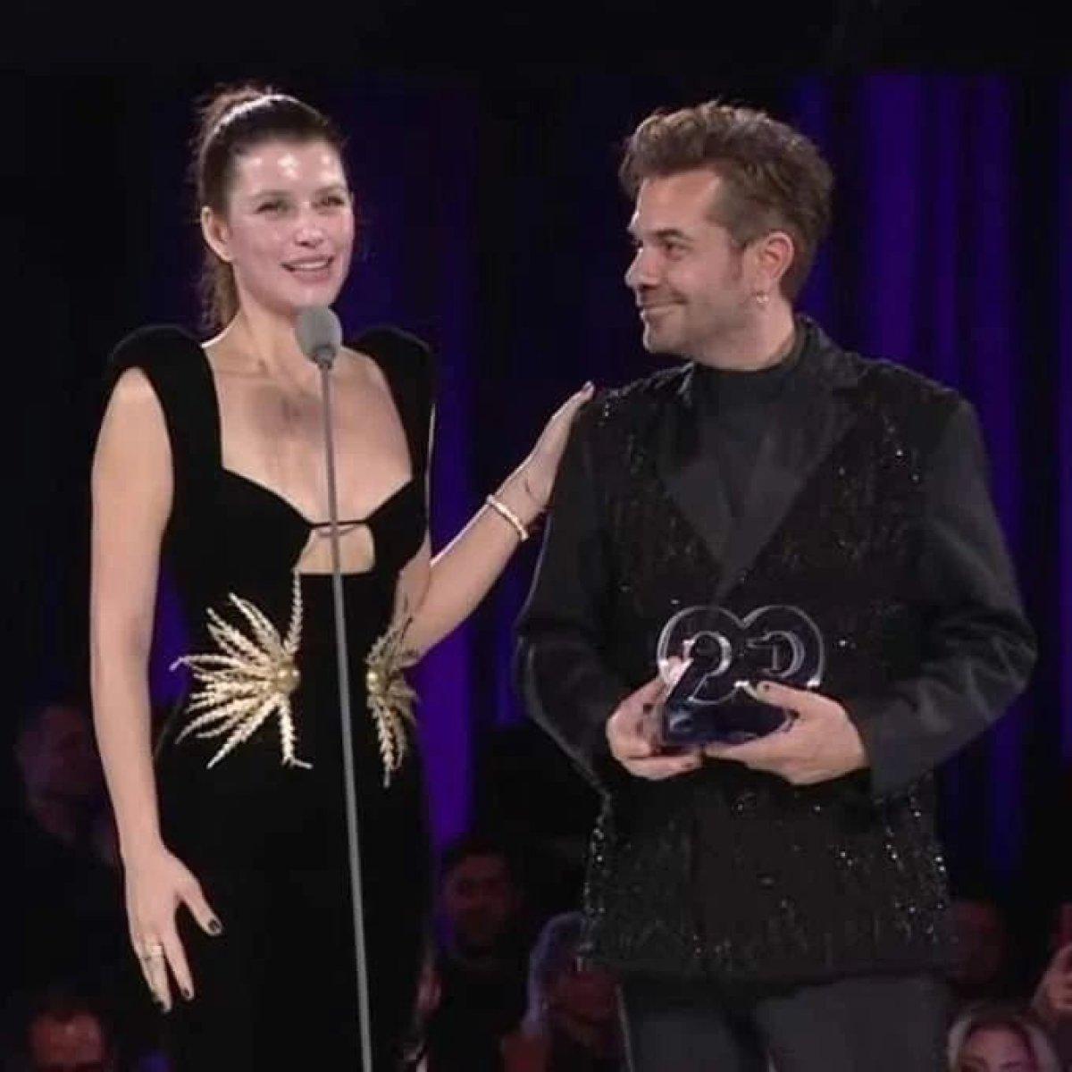 Beren Saat ve Kenan Doğulu'nun sahnede romantik anları