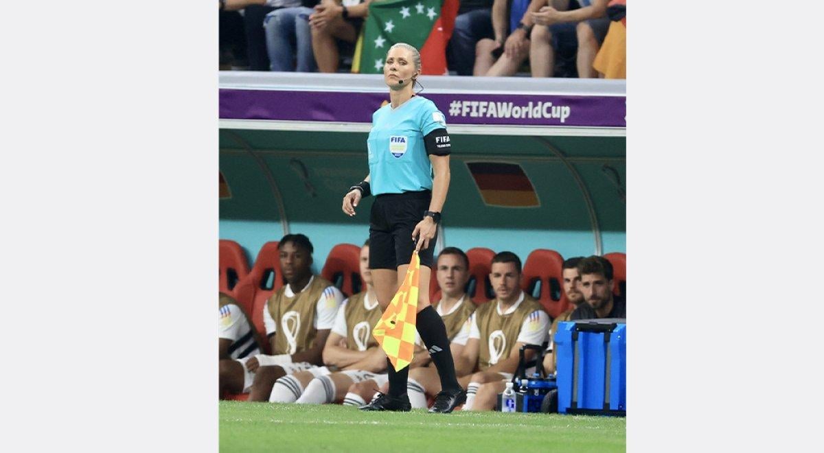 Dünya Kupası'nda ilk kez bir maçı kadın hakem yönetti