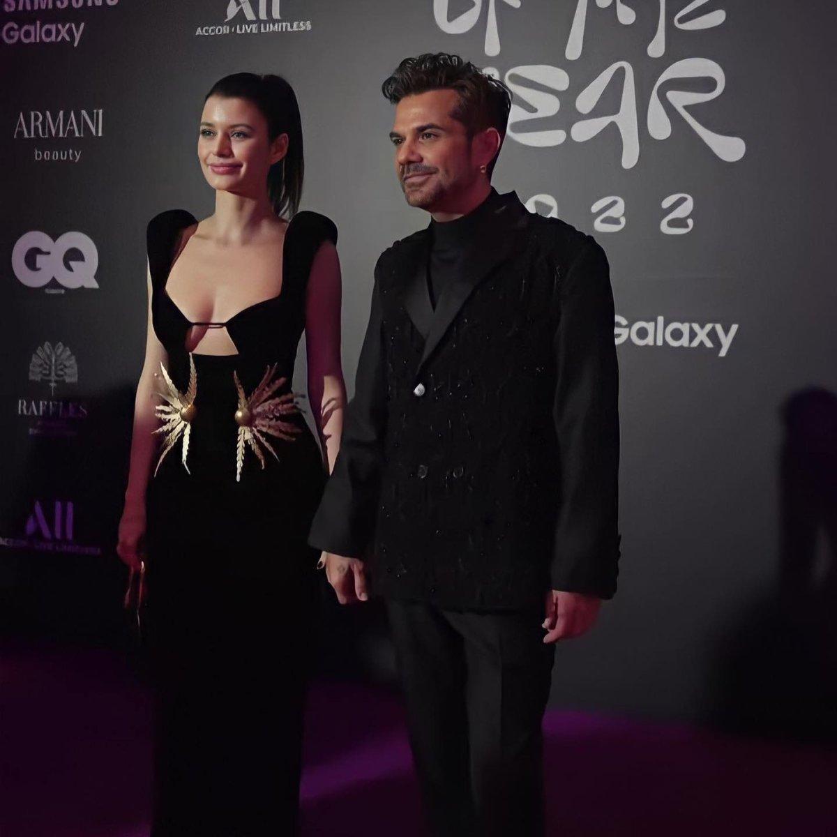 Beren Saat ve Kenan Doğulu'nun sahnede romantik anları