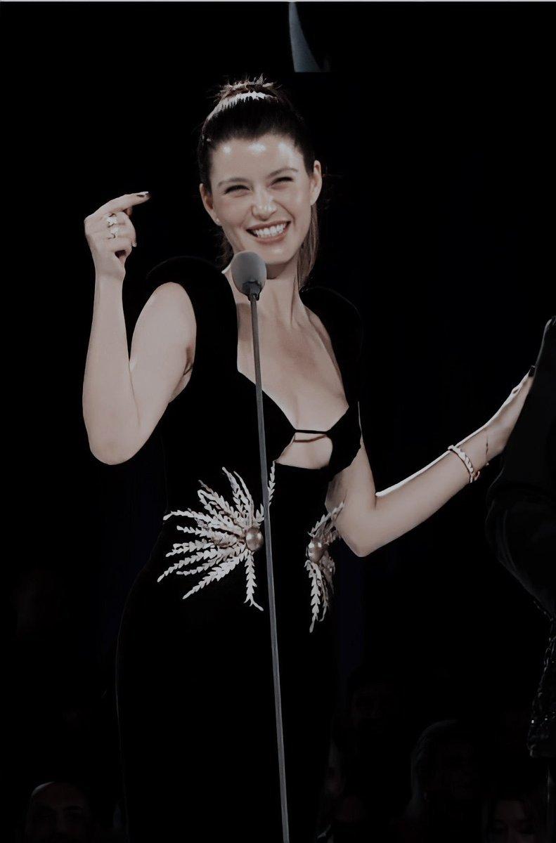 Beren Saat ve Kenan Doğulu'nun sahnede romantik anları