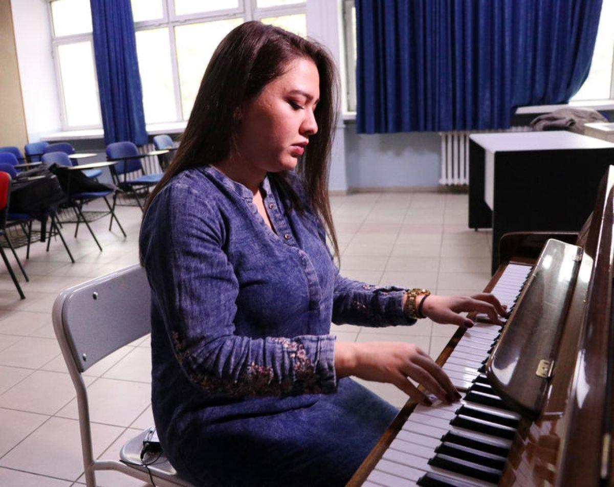 Türk kızı, filmlerden öğrendiği Hintçe ile Hindistan'ın aranan sesi oldu