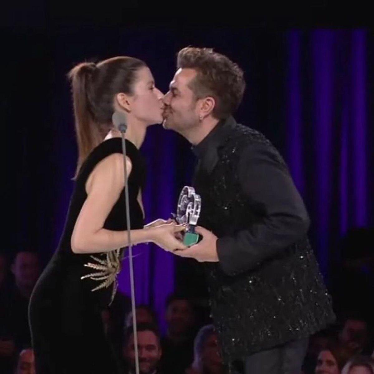 Beren Saat ve Kenan Doğulu'nun sahnede romantik anları