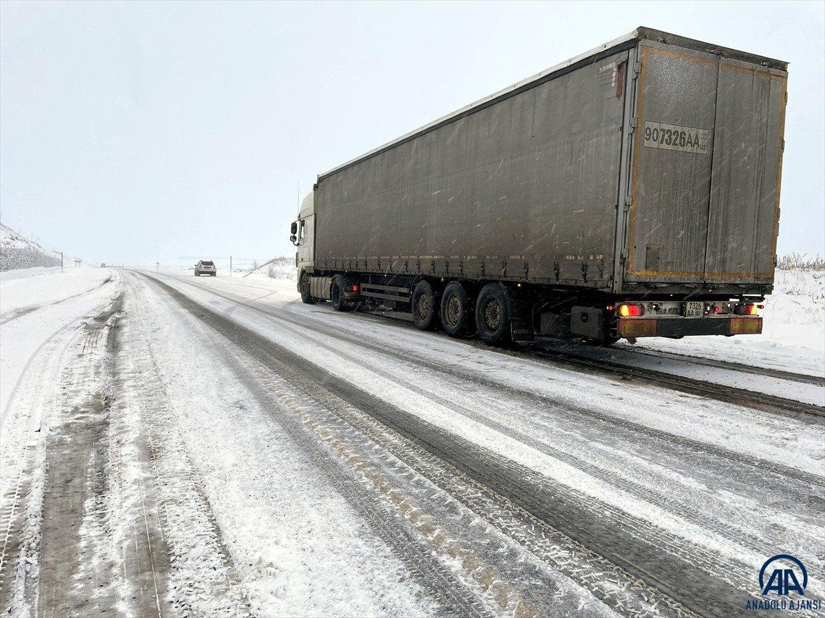 Ardahan'da kar yağışı ve tipi ulaşımı aksatıyor