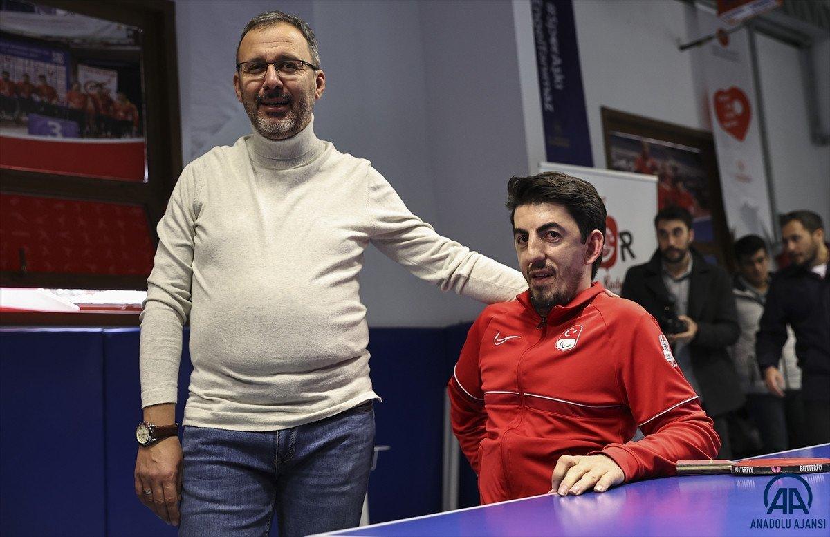 Mehmet Muharrem Kasapoğlu, bedensel engelli masa tenisçilerle buluştu