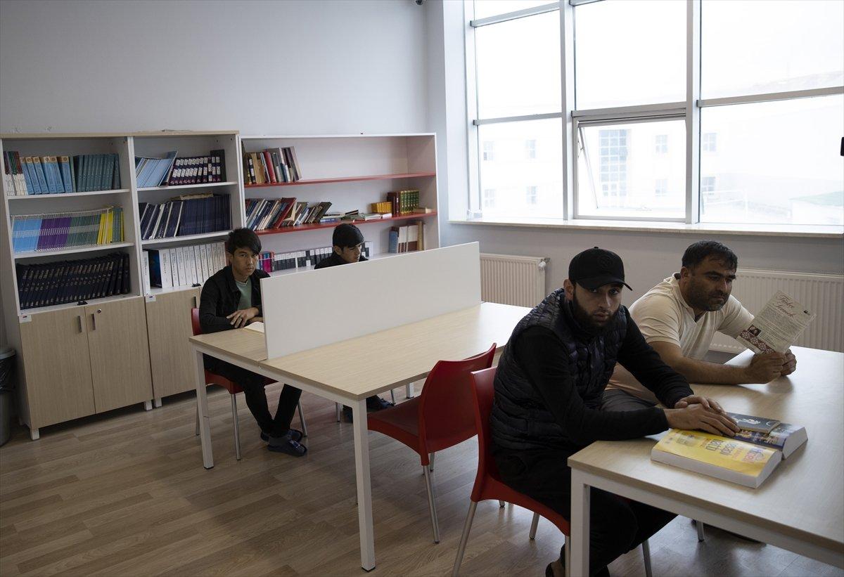 Türkiye, 2022'de yaklaşık 110 bin göçmeni sınır dışı etti