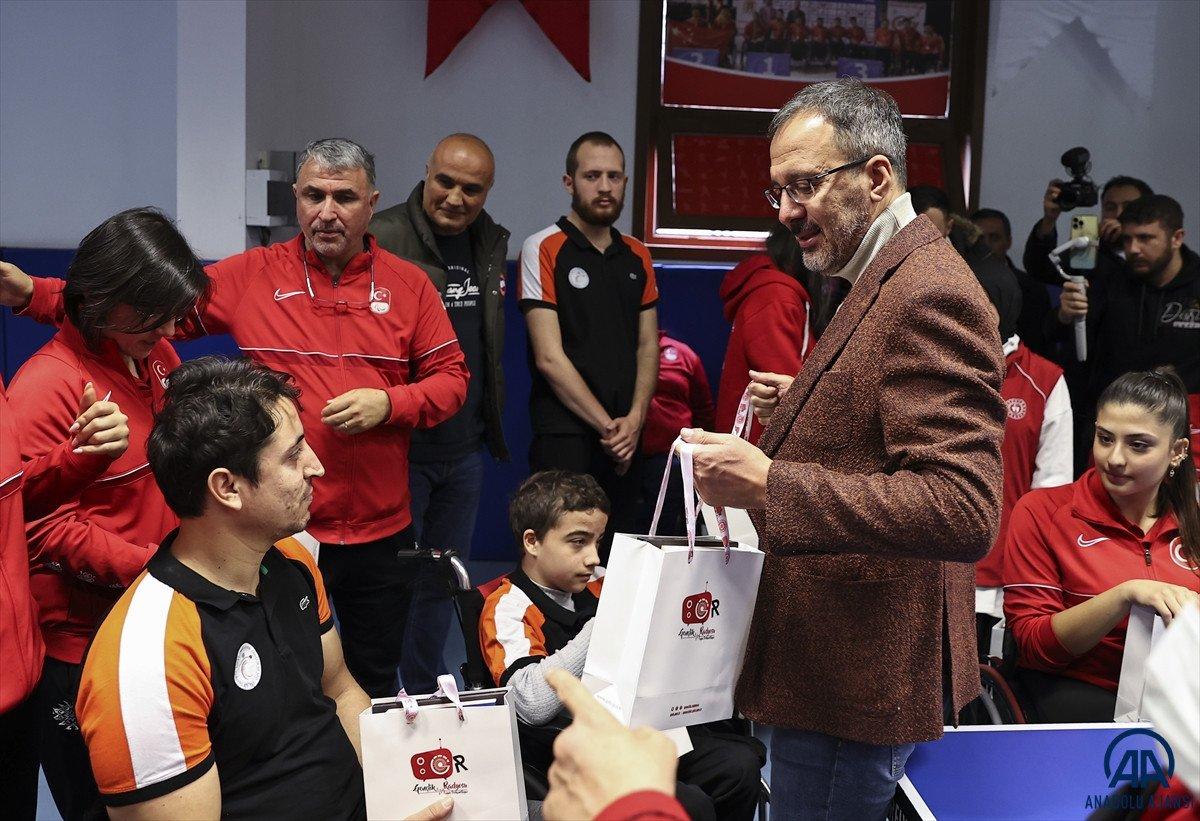 Mehmet Muharrem Kasapoğlu, bedensel engelli masa tenisçilerle buluştu