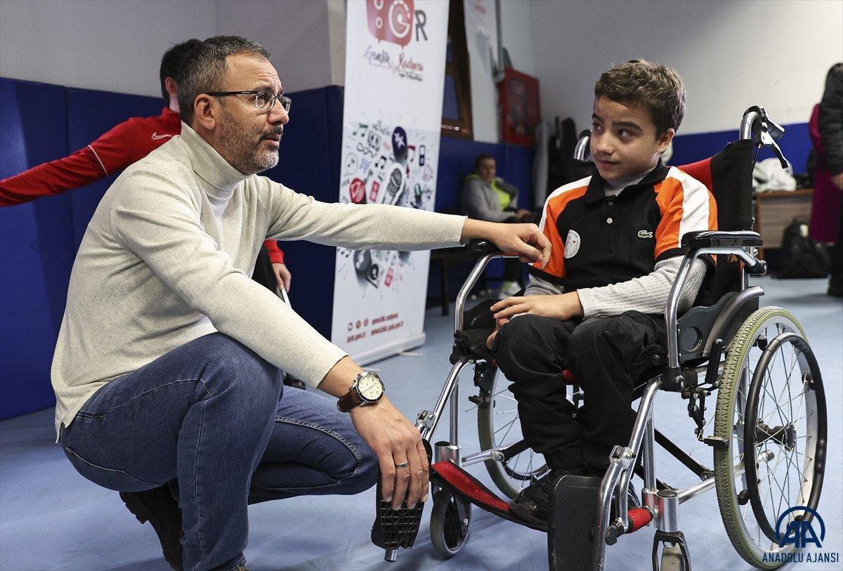 Mehmet Muharrem Kasapoğlu, bedensel engelli masa tenisçilerle buluştu