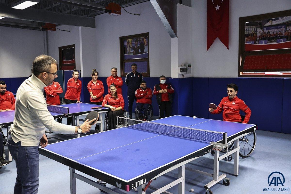 Mehmet Muharrem Kasapoğlu, bedensel engelli masa tenisçilerle buluştu