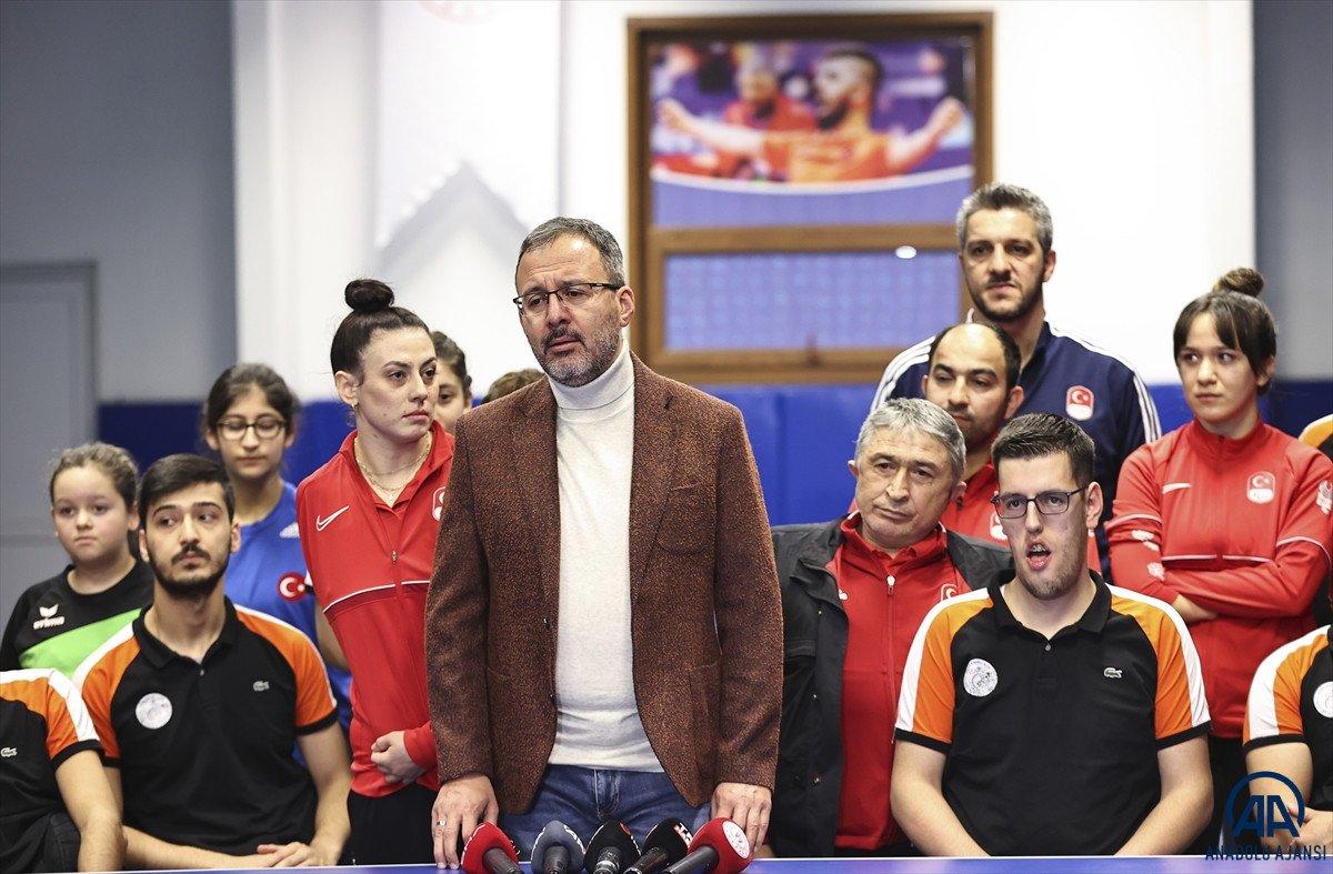 Mehmet Muharrem Kasapoğlu, bedensel engelli masa tenisçilerle buluştu