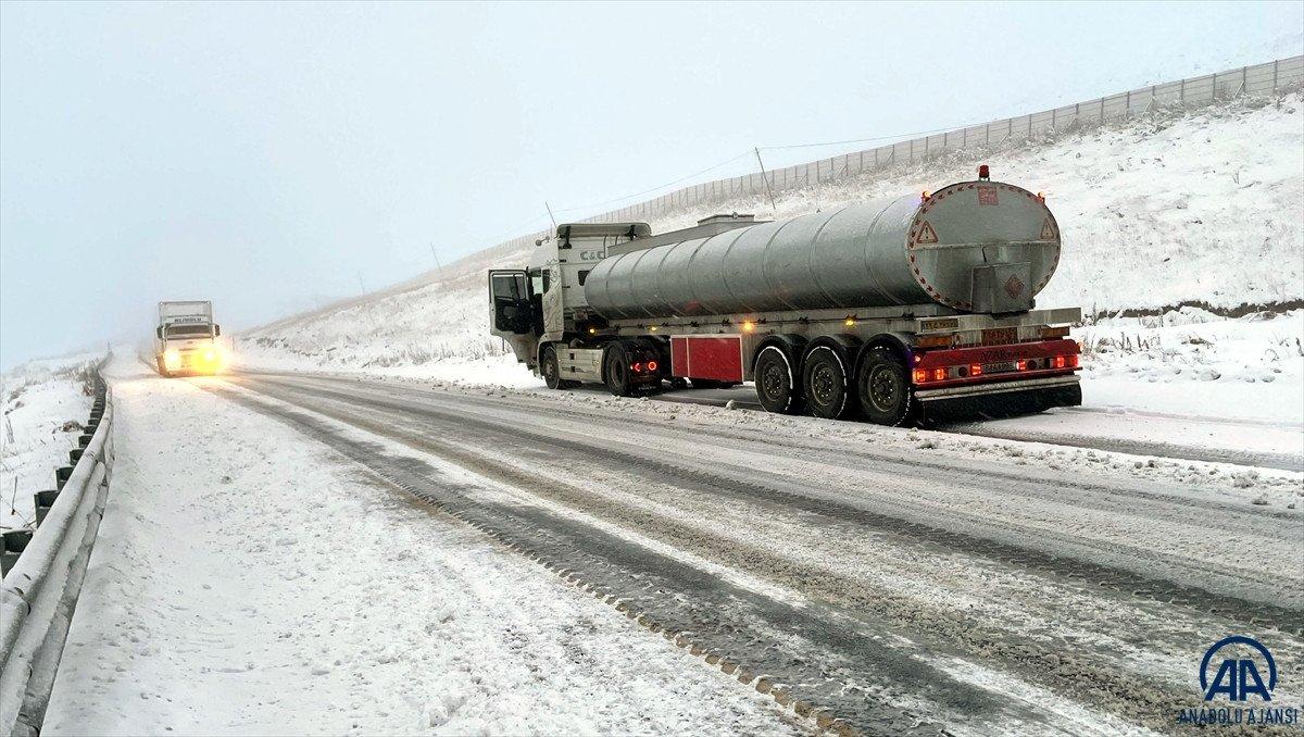 Ardahan'da kar yağışı ve tipi ulaşımı aksatıyor