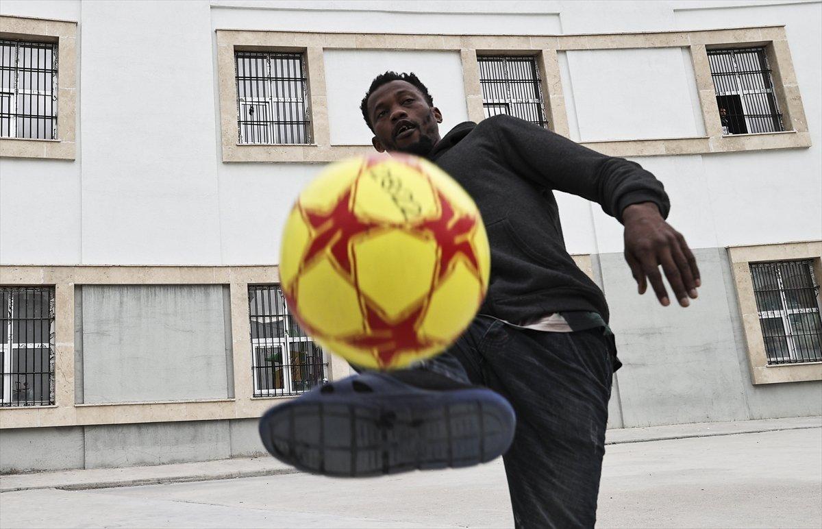 Türkiye, 2022'de yaklaşık 110 bin göçmeni sınır dışı etti