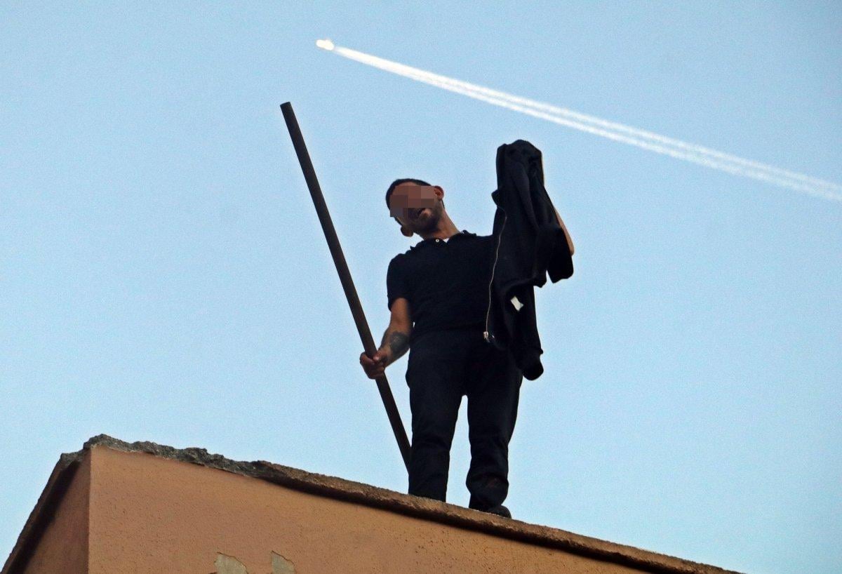 Antalya’da çatıya çıkan şahıs, herkese ecel teri döktürdü