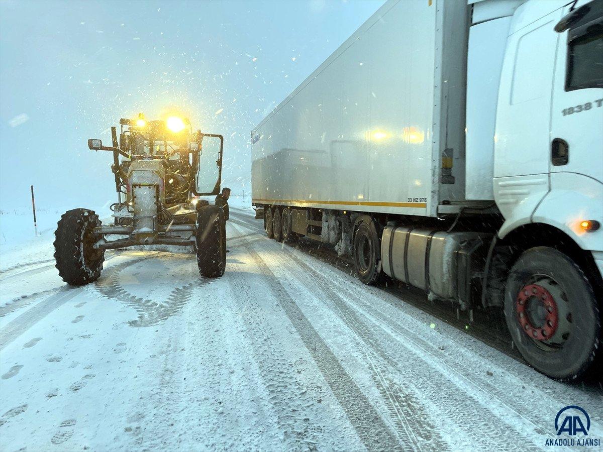Ardahan'da kar yağışı ve tipi ulaşımı aksatıyor