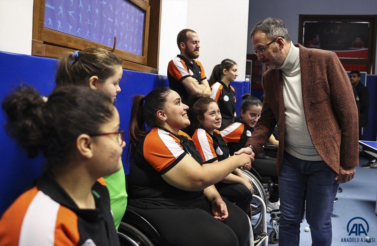 Mehmet Muharrem Kasapoğlu, bedensel engelli masa tenisçilerle buluştu