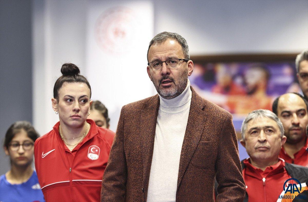 Mehmet Muharrem Kasapoğlu, bedensel engelli masa tenisçilerle buluştu