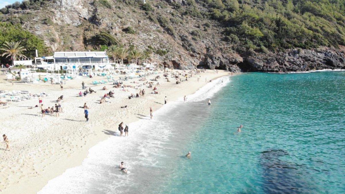 Antalya'da aralık ayında güneşlendiler