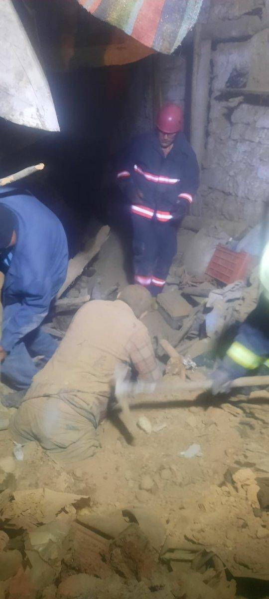 Manisa'da evinin çatısı başına yıkıldı