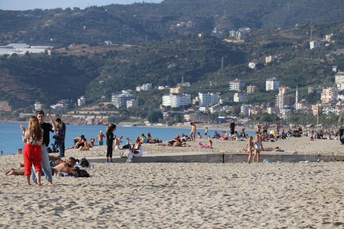 Antalya'da aralık ayında güneşlendiler