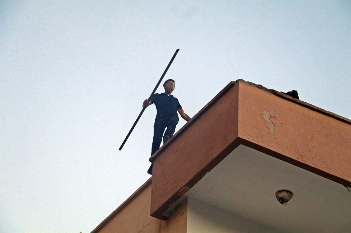 Antalya’da çatıya çıkan şahıs, herkese ecel teri döktürdü
