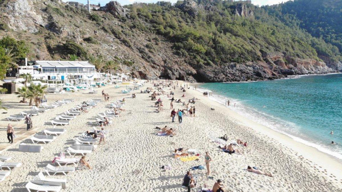 Antalya'da aralık ayında güneşlendiler