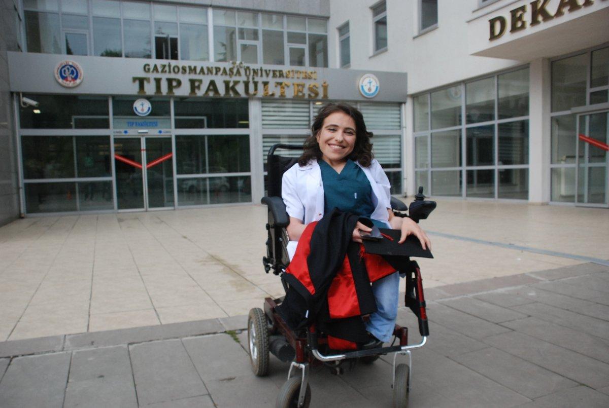 Tokat'ta engel tanımayıp doktor olan kadın, beğeni topladı