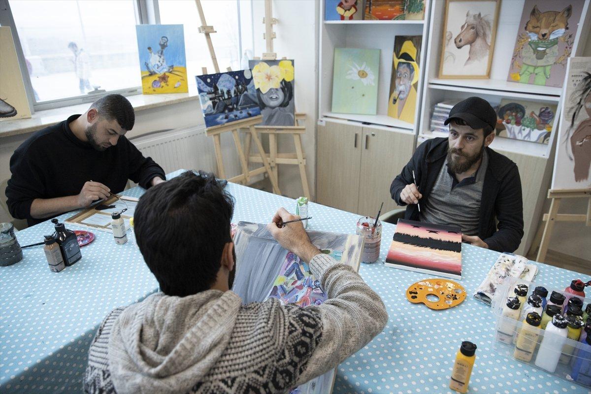 Türkiye, 2022'de yaklaşık 110 bin göçmeni sınır dışı etti