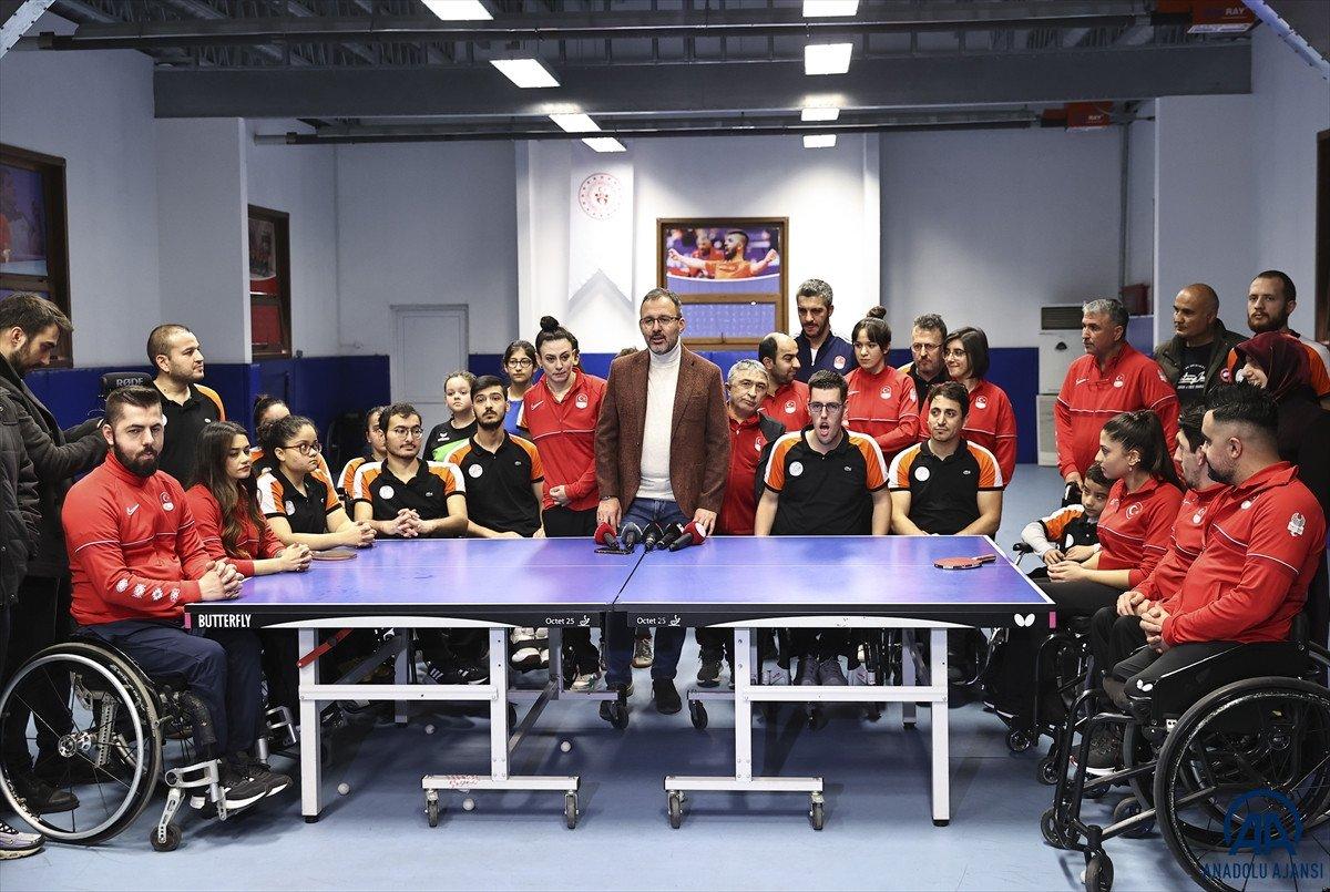 Mehmet Muharrem Kasapoğlu, bedensel engelli masa tenisçilerle buluştu