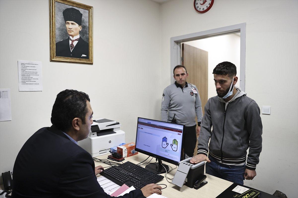 Türkiye, 2022'de yaklaşık 110 bin göçmeni sınır dışı etti