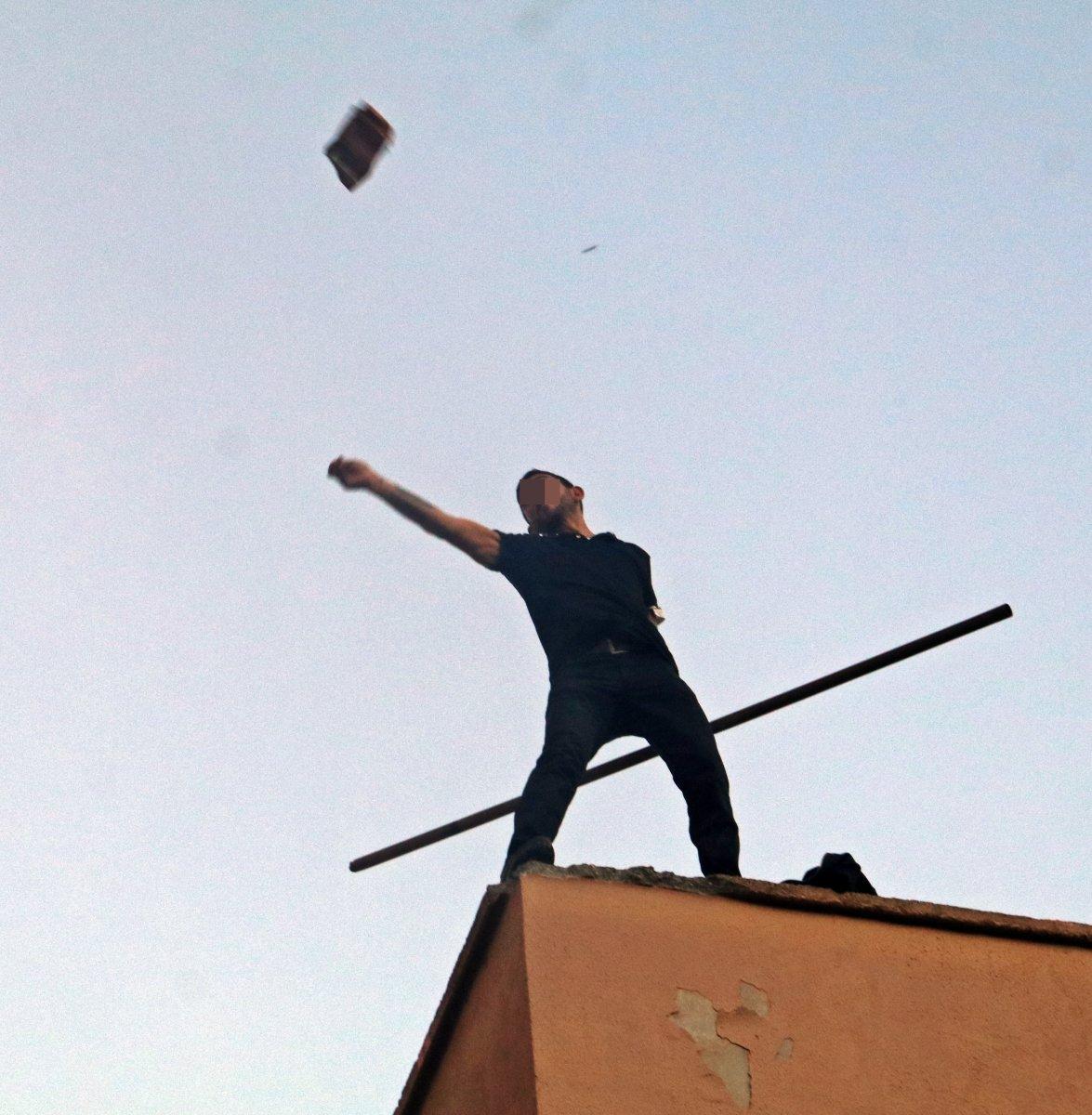 Antalya’da çatıya çıkan şahıs, herkese ecel teri döktürdü