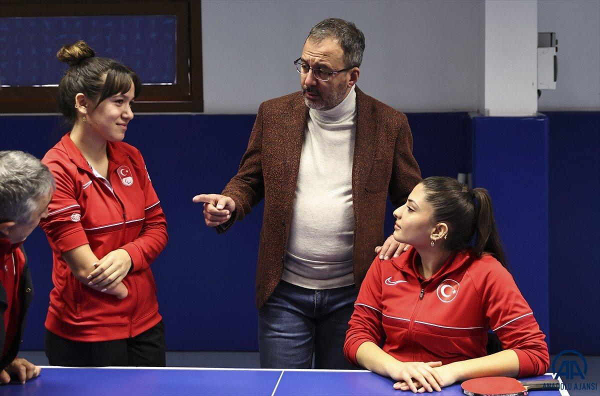 Mehmet Muharrem Kasapoğlu, bedensel engelli masa tenisçilerle buluştu