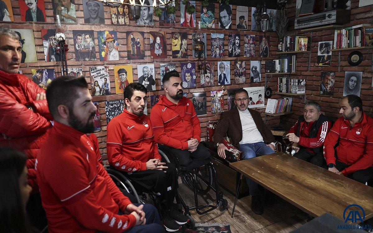 Mehmet Muharrem Kasapoğlu, bedensel engelli masa tenisçilerle buluştu