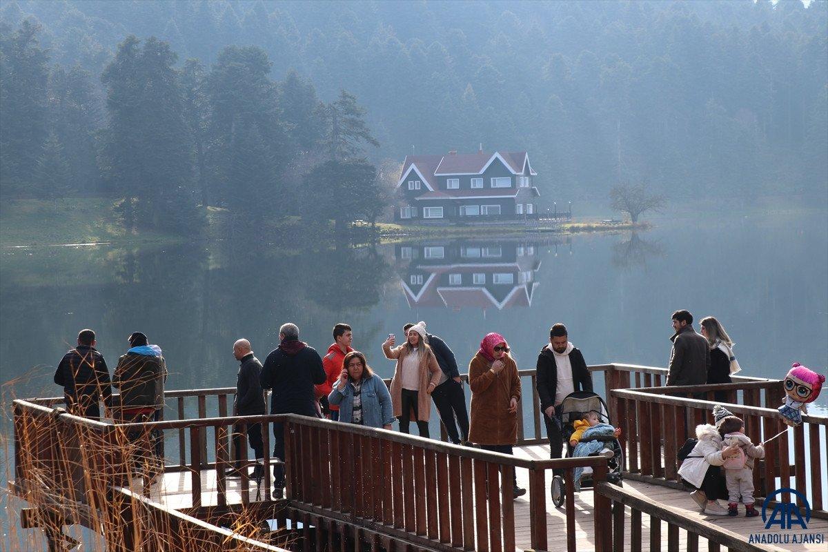 Bolu'da Abant Milli Parkı hafta sonunu yoğun geçirdi