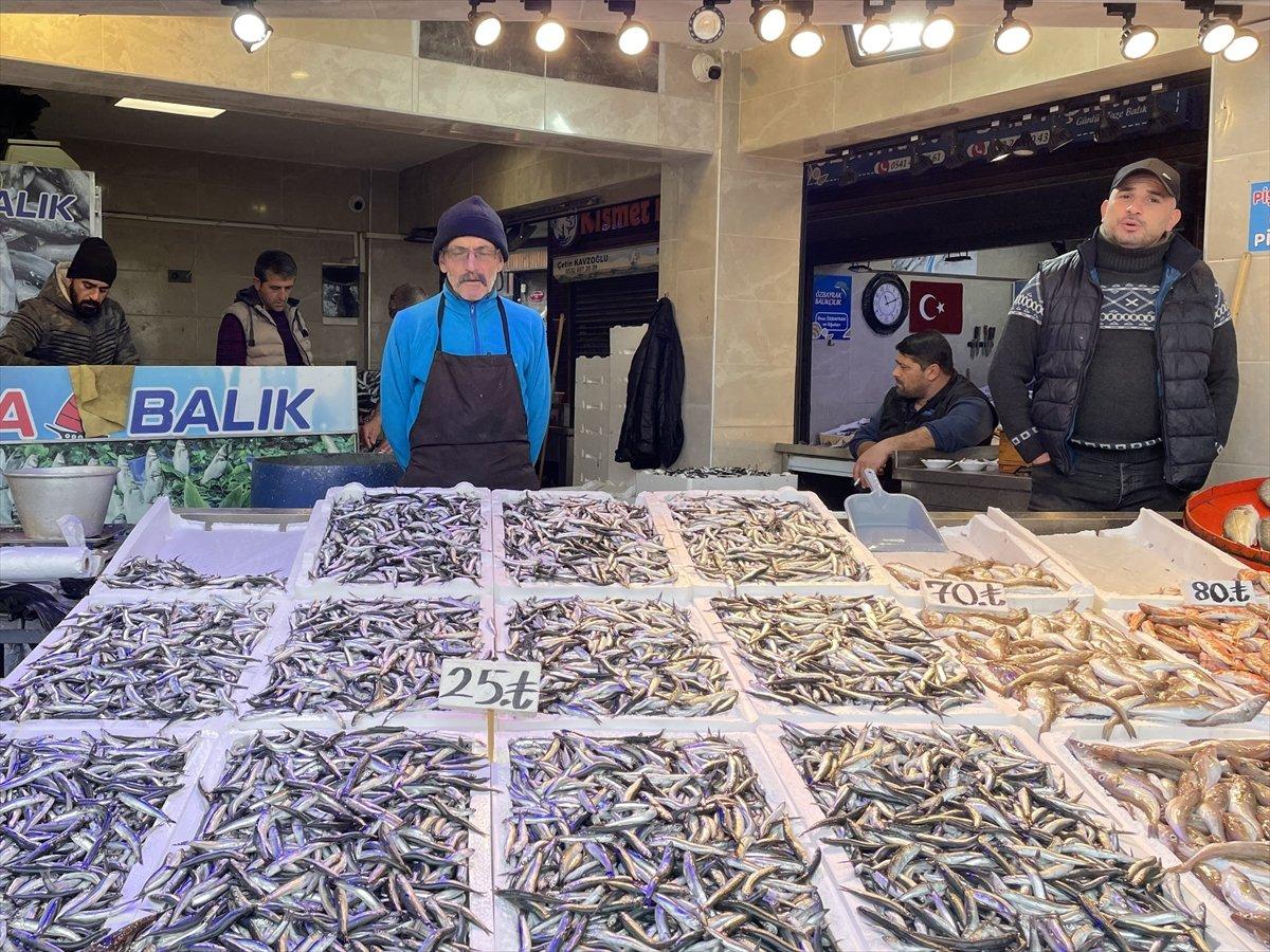 Trabzon'da avlanan yerli hamsi, 25 liradan tezgahlardaki yerini aldı