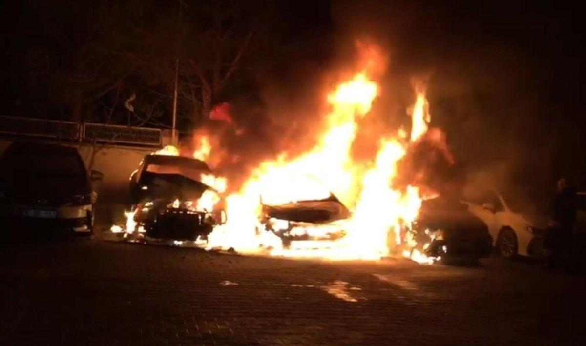 Tekirdağ'da servis otoparkında 5 araç yandı