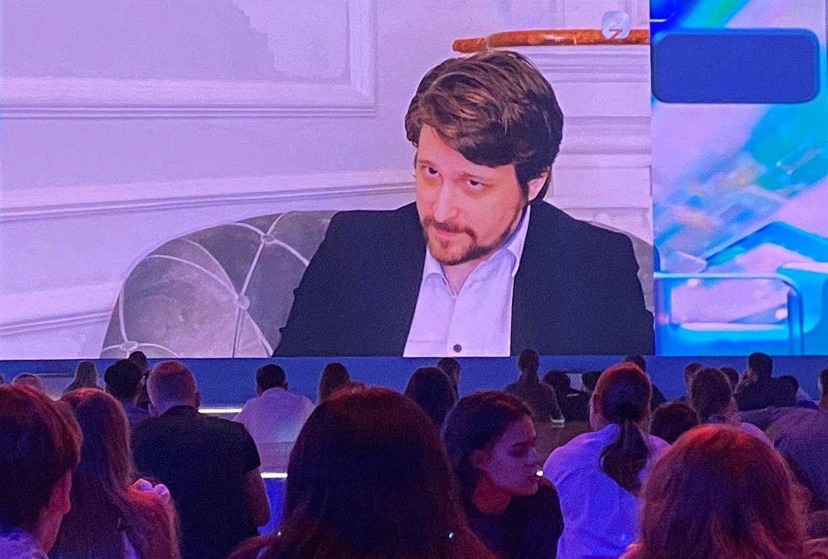 Elon Musk, Edward Snowden ve Julian Assange hakkında anket başlattı