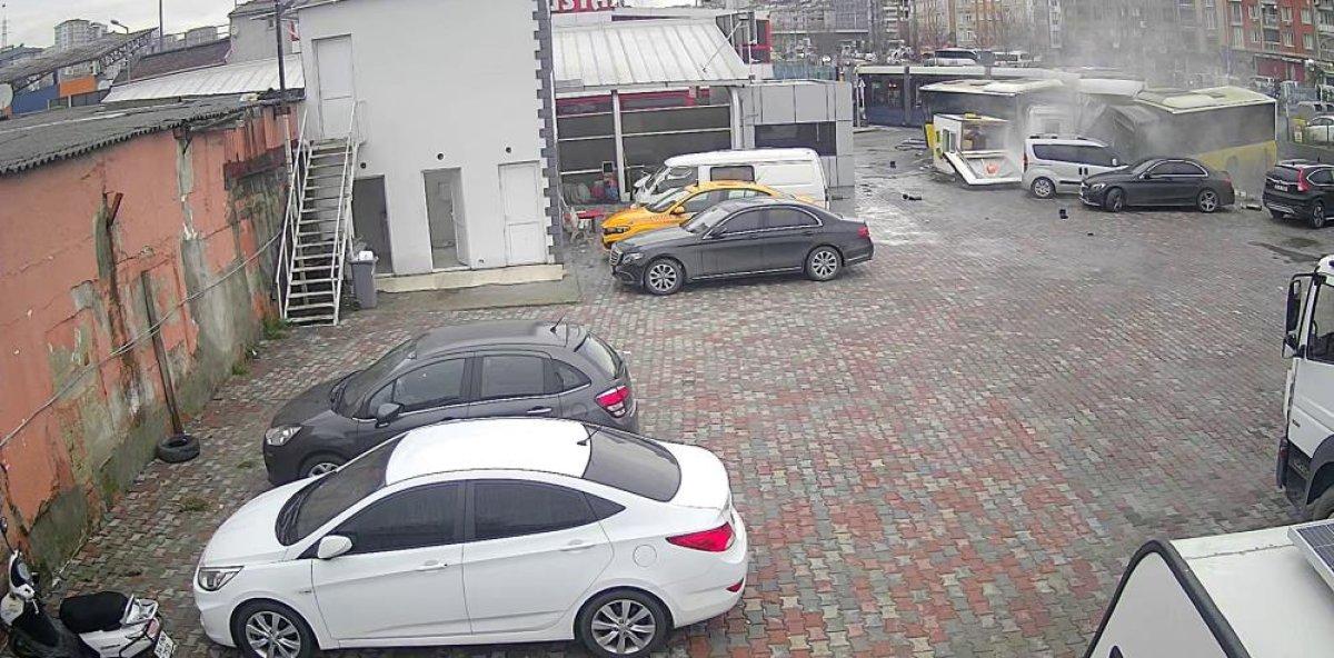 İstanbul'daki tramvay kazası: Kulübe üzerine yıkıldı