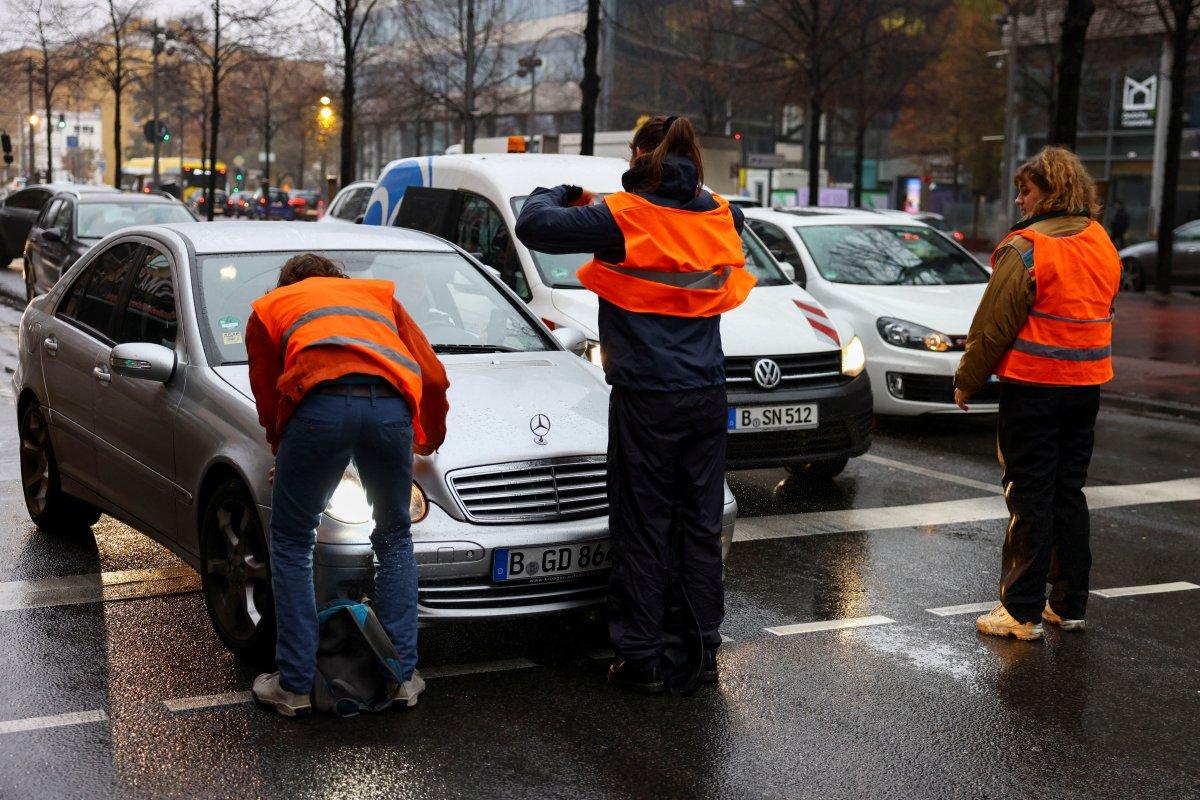 Almanya'da çevreciler, otoyolda eylem yaptı