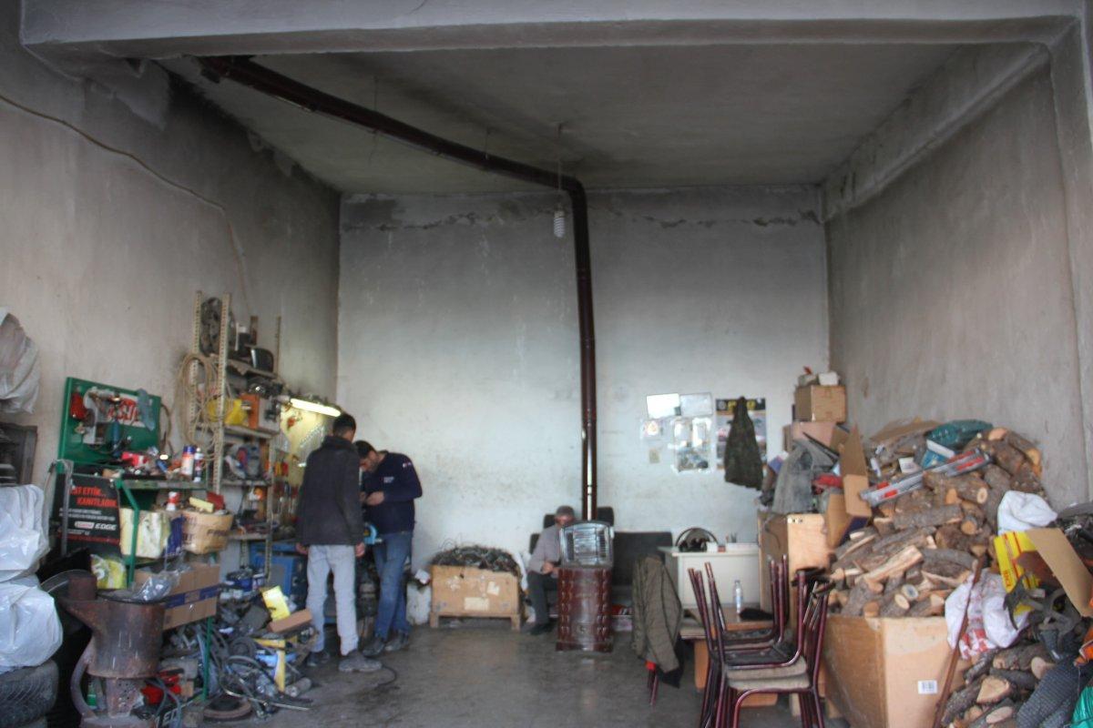 Elazığ'da kumruların yuvası için sobayı yakmıyor