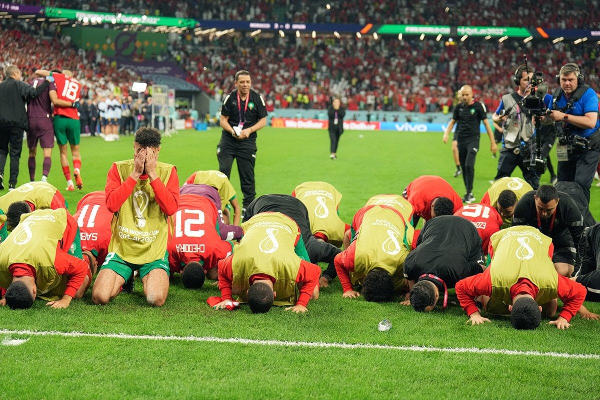 Tur atlayan Faslı futbolcuların galibiyet secdesi