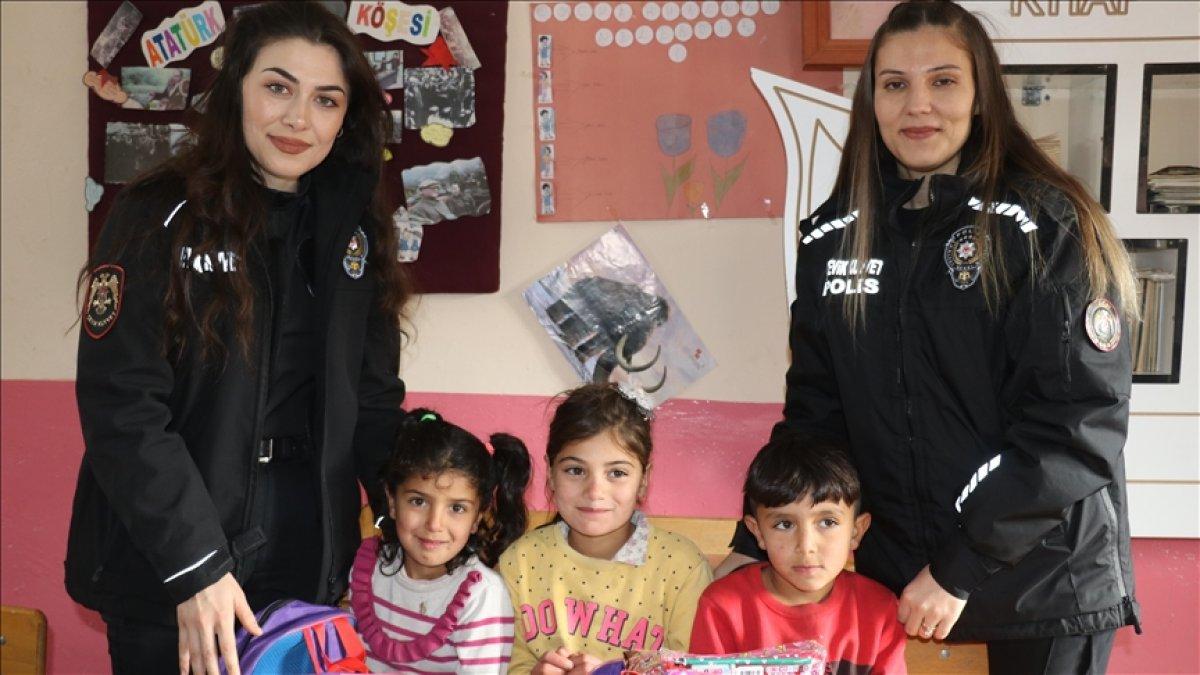 Ağrılı köy çocuklarının kırtasiye malzemeleri polislerden