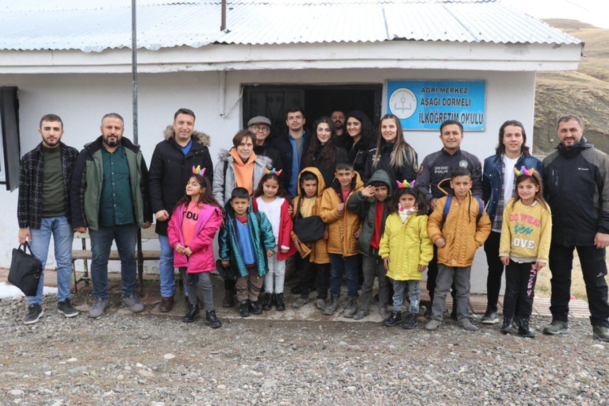 Ağrılı köy çocuklarının kırtasiye malzemeleri polislerden