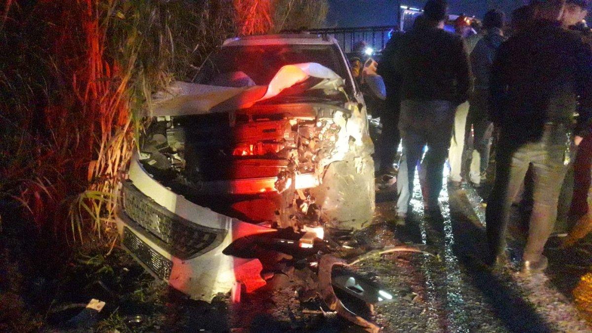 Aydın'da otomobil ve kamyonet kafa kafaya çarpıştı 