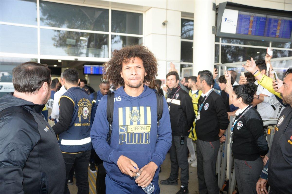 Fenerbahçe, kamp için Antalya'ya gitti