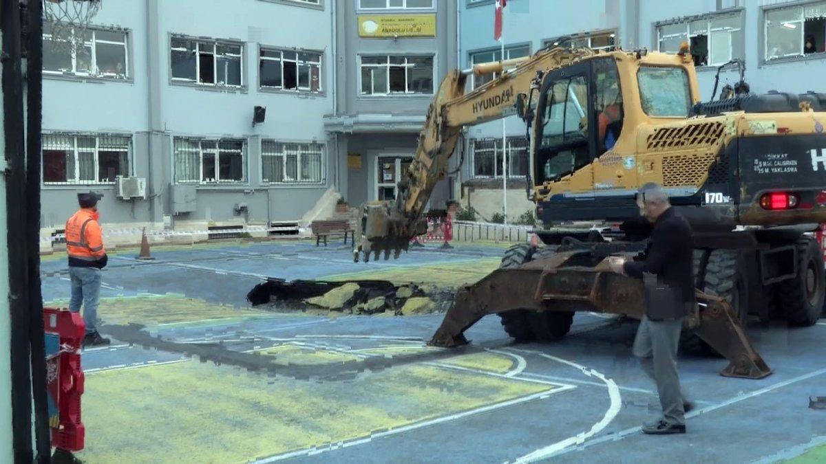 Bakırköy'deki okulun bahçesi çöktü, eğitime ara verilmedi